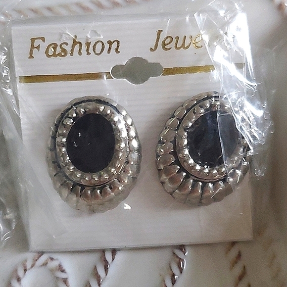 Fashion Jewelry 4 clip on earrings for $20 - Picture 4 of 7